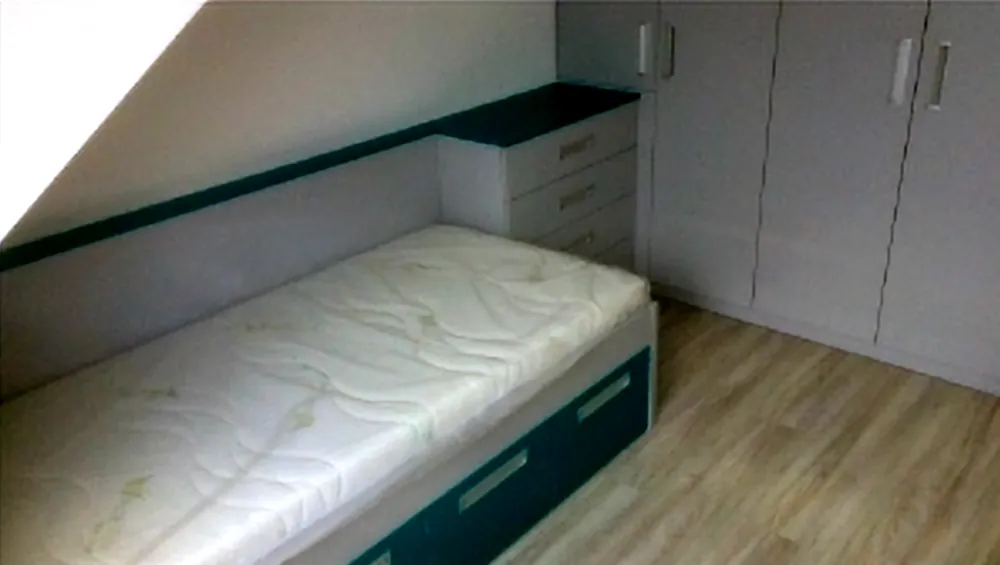 Postel s úložnými zásuvkami a skříně pod šikminou